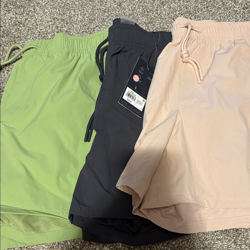 Men’s VRST shorts, size large.